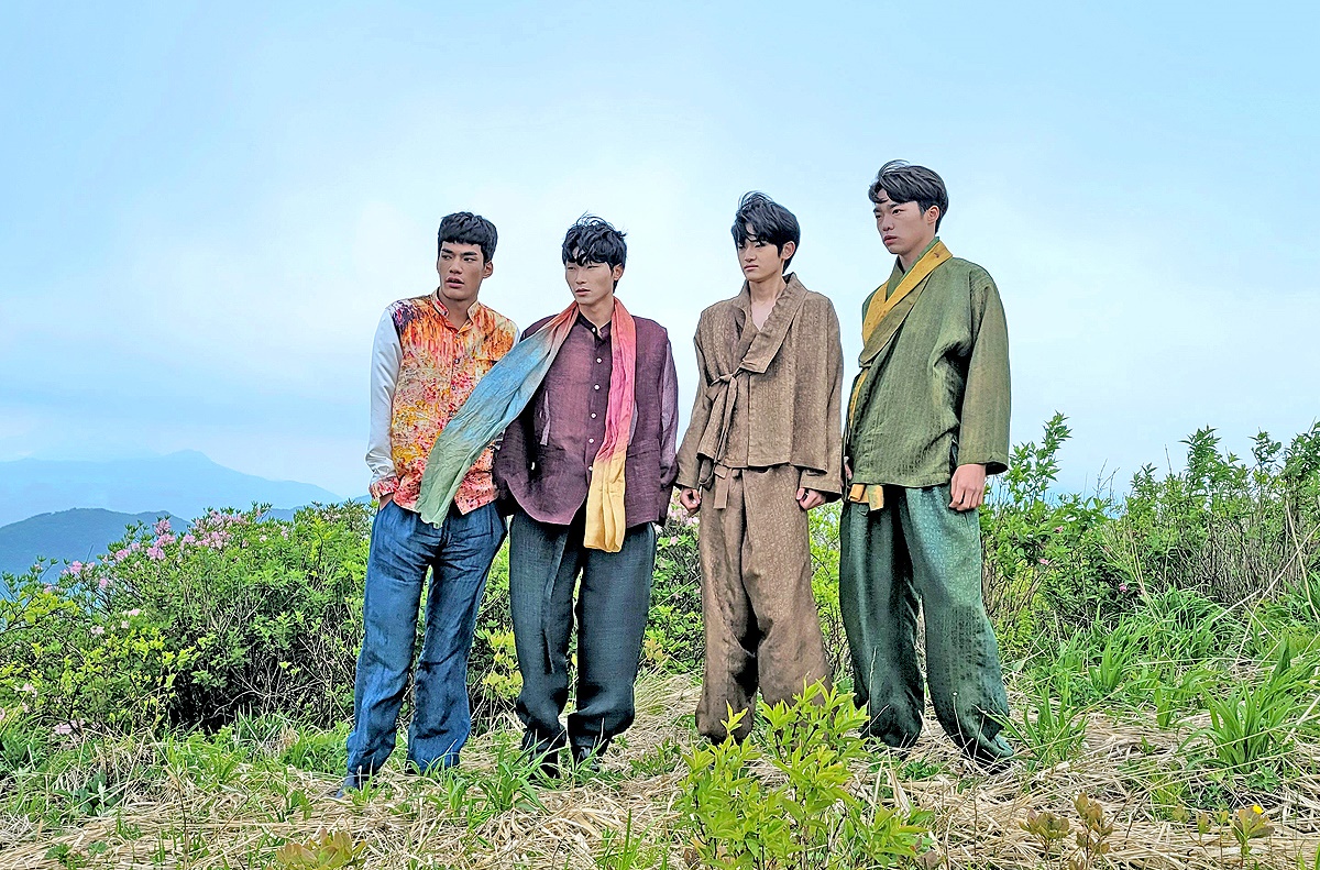 소백산 연화봉 정상에서 'K-Culture한복·풍기인견 홍보쇼'가 열리고 있다(영주시 제공)