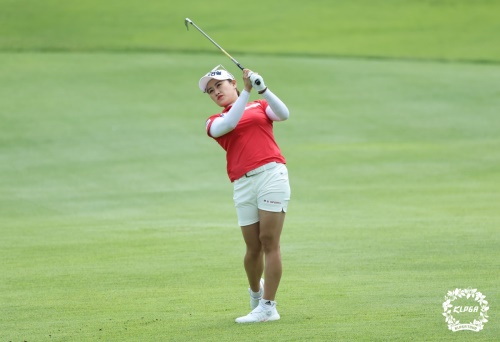 1라운드 도중 15번 홀에서 아이언 샷을 날리고 있는 지한솔. [사진=KLPGA]