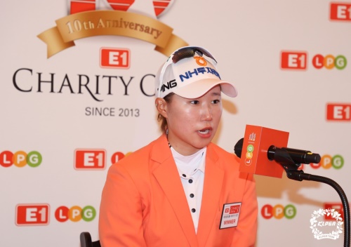 우승 인터뷰 도중 그 간의 심정을 밝히는 정윤지. [사진=KLPGA]