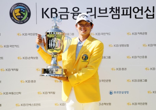 양지호가 데뷔 15년만에 우승 트로피를 들어올렸다. [사진=KPGA]