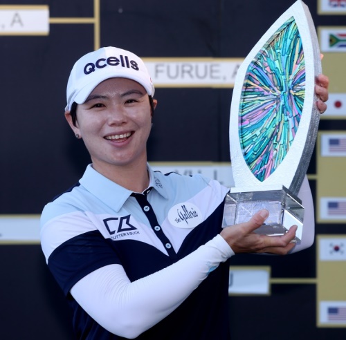 미국에서 활동하는 한국 최고령 지은희가 우승컵을 들어올렸다. [사진=LPGA]