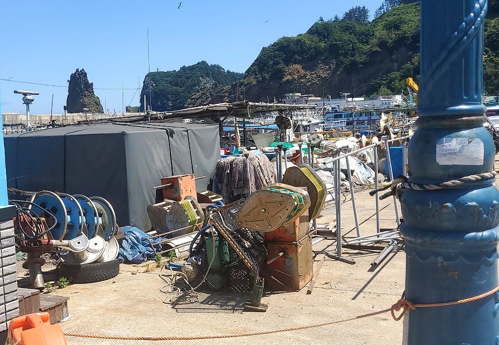 각종 쓰레기와 폐어구, 고철 등이 산더미처럼 쌓여져 있지만 이를 단속할 행정당국은 뒷짐만 지고 있다(김성권 기자)