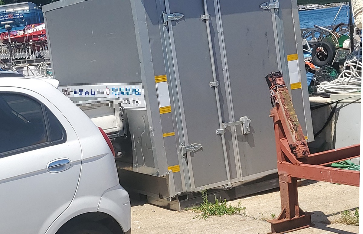 저동항내에 무단 냉동고까지 버젖이 설치돼 있다(김성권 기자)