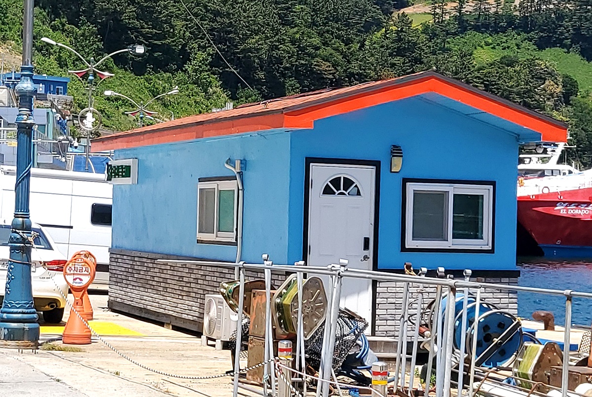 국가어항인 울릉군 저동항이 각종 무단 점유물로 몰살을 앓고 있다. 사진은 에어컨 까지 설치돼 가정집을 방불케하는 무단 구조물이 수년째 항구를 막고 있지만 단속은 전무하다(김성권 기자)