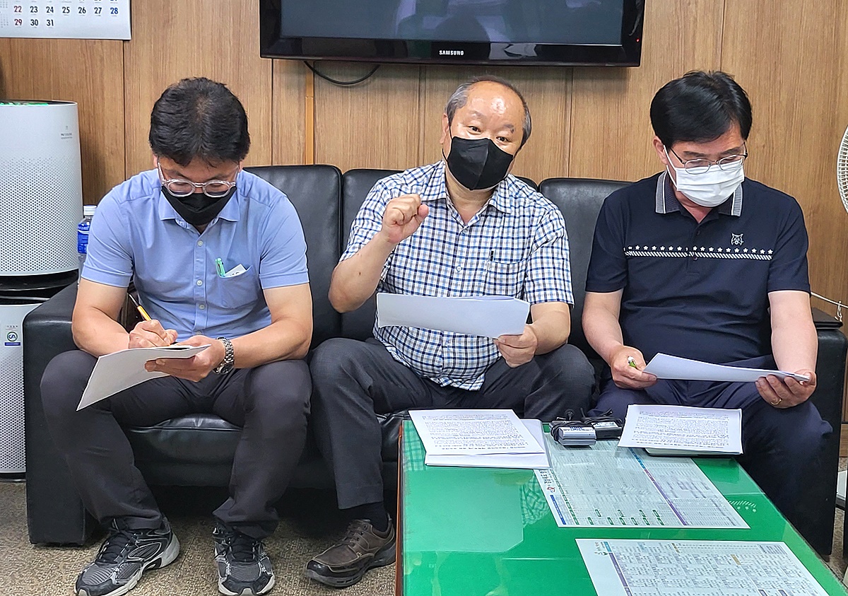 납재활용제련공장 허가 관련, 사업주인 변승호(가운데) ㈜바이원 대표가  30일 영주시청 기자실에서 공장 운영계획에 대해 설명하고 있다.(김성권  기자)