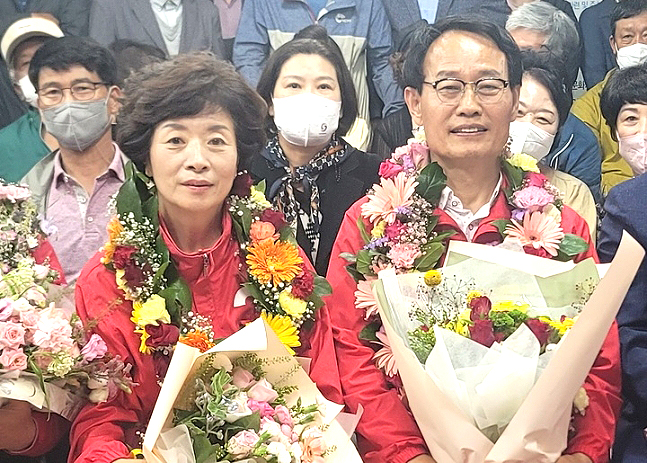 박남서 영주시장 당선자가 부인 이소영씨와  환하게 웃고 있다(당선인 제공)
