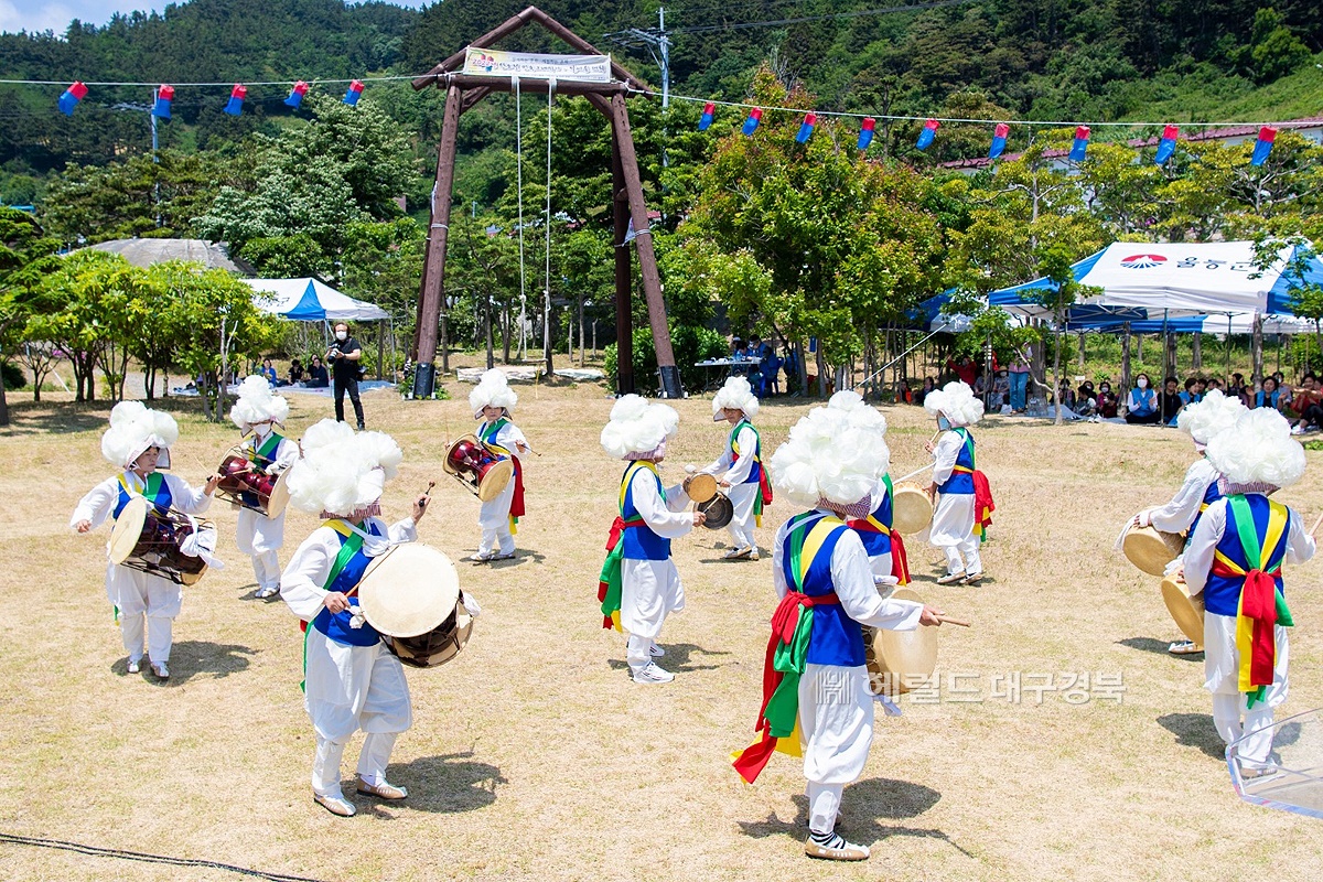 그네뛰기 대회 식전행사로 퐁물놀이를 하고 있다