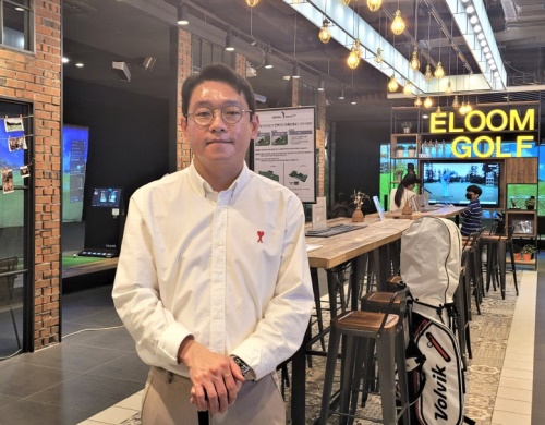 이룸골프 잠실점 박재용 프로가 아카데미에서 포즈를 취했다.