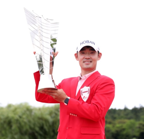 김비오가 10년만에 다시 이 대회 우승 트로피를 들어올렸다. [사진=KPGA]