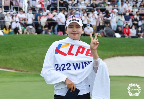 생애 첫 우승 후 기쁨의 세리머니를 하고 있는 성유진. [사진=KLPGA]