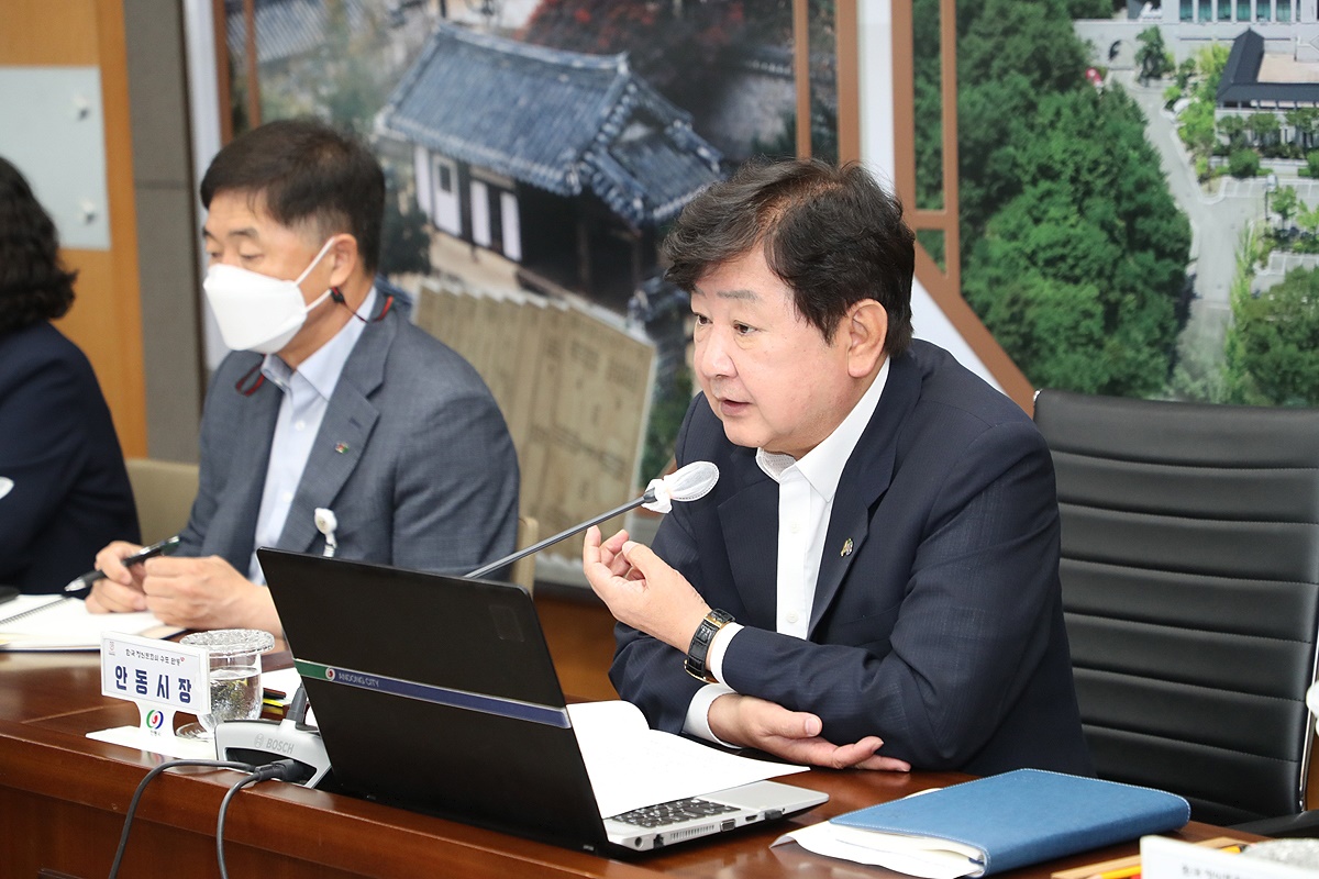 권영세 안동시장이  13일 안동시청 소통실에서 민선7기 마지막 확대간부회의를 주재하고 있다(안동시 제공)