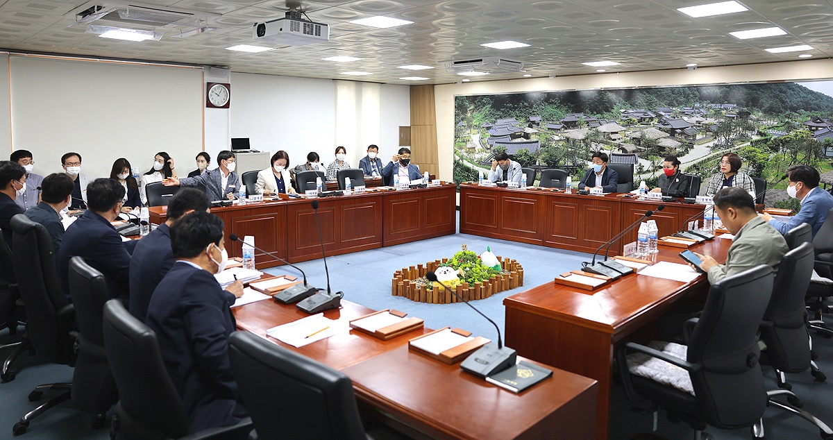 영주시 의회가 최근 불거진 납 제련 공장 신설로 지역사회가 시끄럽자 이를 해결하기 위해 집행부와 간담회를 열었다(영주시 의회 제공)