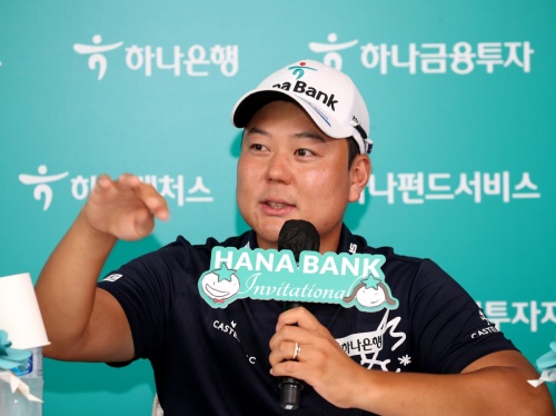 1라운드를 선두로 마친 뒤 인터뷰 중인 함정우. [사진=KPGA]
