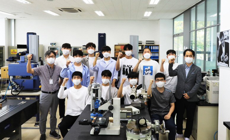 2022년 제1회 정밀측정산업기사 국시에 합격한 영진전문대 AI융합기계계열 학생들이 교내 교정측정기술센터에서 대학 관계자와 기념 촬영을 하고 있다.[영진전문대 제공]