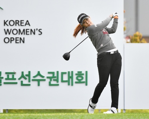 최혜용이 DB그룹 제36회 한국여자오픈골프선수권대회 2R 1번홀 티샷을 하고 있다.
