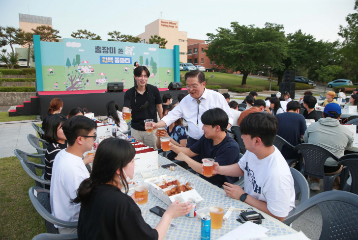 17일 대구가톨릭대에서 열린 '총장이 쏜닭-치맥 쫑파티'에서 우동기 총장과 학생, 교직원들이 즐거운 시간을 보내고 있다.[대구가톨릭대 제공]
