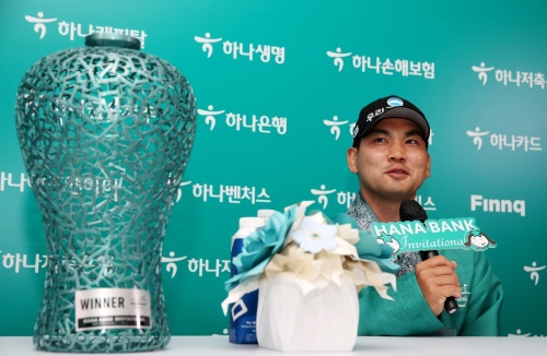 우승 후 인터뷰 중인 이준석. [사진=KPGA]