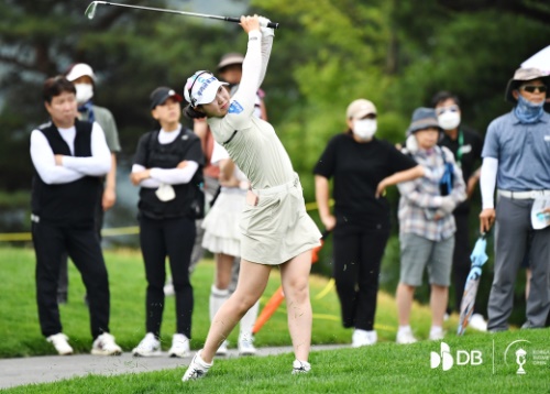 권서연이 DB그룹 제36회 한국여자오픈 4R 9번홀에서 세컨드 샷을 하고 있다.