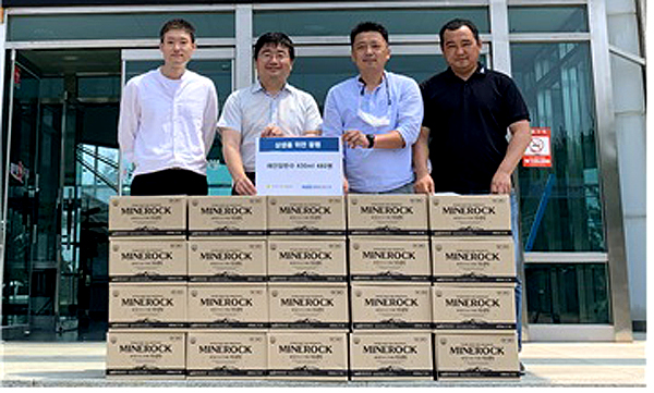 환동해산업연구원이  울진지역자활센터에 심층수를 기증한후 기념사진을 찍고 있다(연구원 제공)