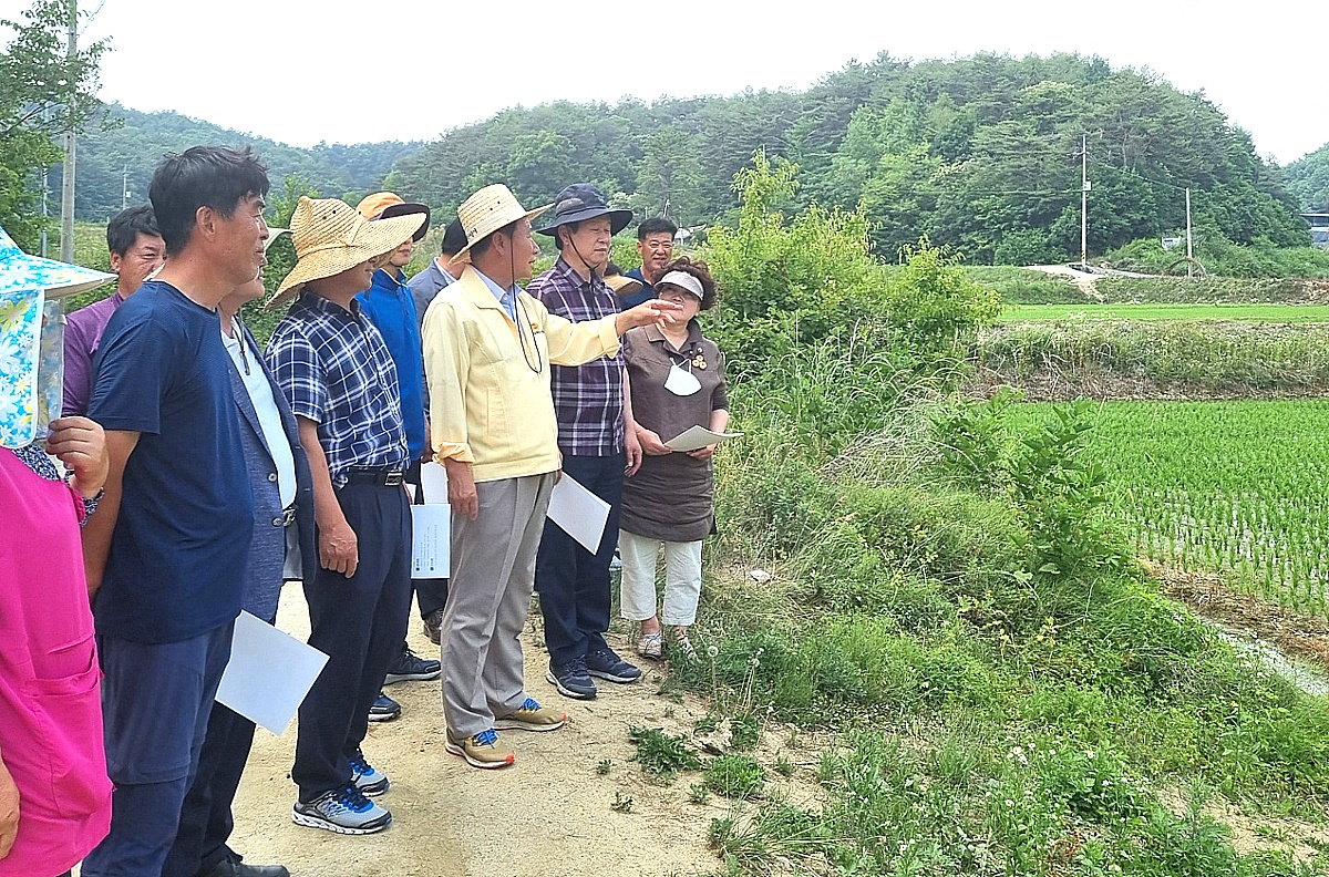 22일 박현국 봉화군수 당선인(맨 앞쪽)이 군수직 인수위원회와 함께 군정 주요사업 현장을 방문하고 있다.(봉화군 제공)