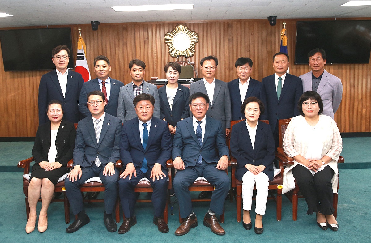 8대 영주시 의회가 24일 제263회 임시회를 끝으로 4년간의 임기를 모두 마무리한다. 사진은 8대 시원들이 기념사진을 찍고 있다(영주시 의회 제공)