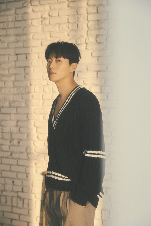 윤두준/사진=어라운드어스 제공