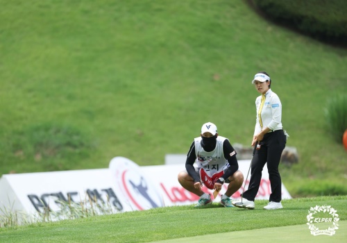 7번 홀 그린에서 퍼팅 라인을 파악중인 박민지. [사진=KLPGA]