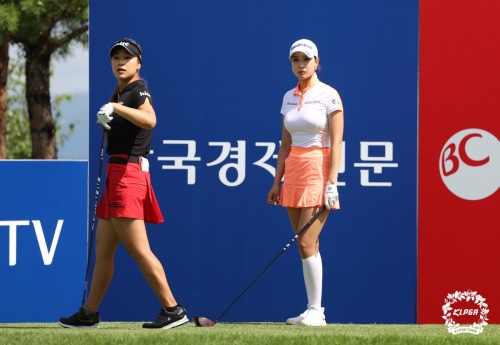 18번 홀 티박스에 서 있는 윤이나와 유현주. 윤이나가 8언더파, 유현주가 5오버파를 쳐 둘은 13타나 차이가 났다.[사진=KLPGA]