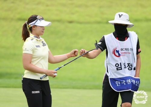 12번 홀 버디 후 캐디와 주먹을 부딪히고 있는 임희정. [사진=KLPGA]
