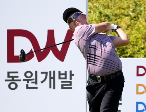 권오상이 부산오픈 무빙데이에서 8타를 줄여 공동 2위로 마쳤다. [사진=KPGA]