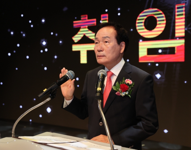 김주수 의성군수가 취임선서를 하고 있다(의성군 제공)