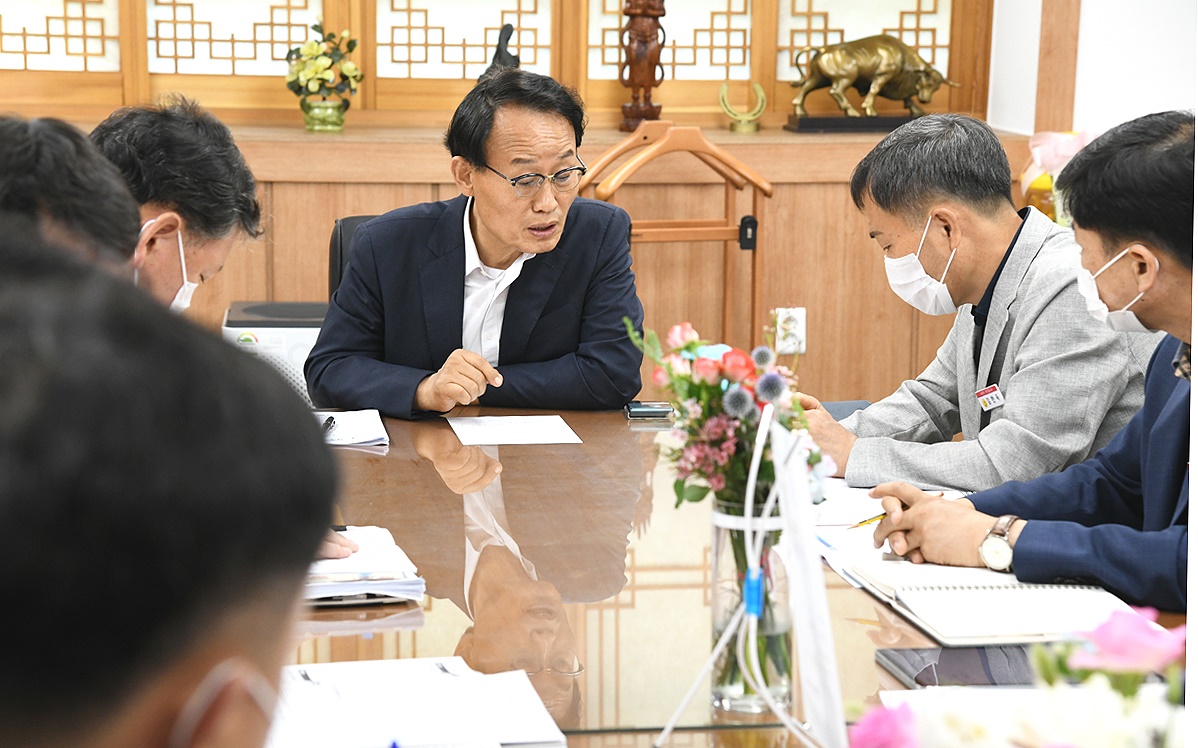 박남서(가운데)영주시장이 4일 취임후 첫 간부회의를 주재하며  경제성장을 비롯해 일자리 창출을  강조했다(영주시 제공)