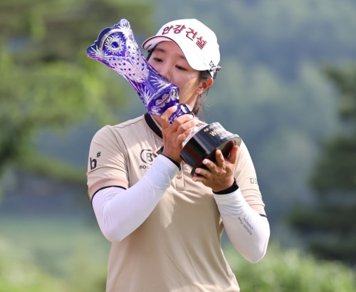 임진희가 맥콜 · 모나파크 오픈에서 우승하고 트로피에 입을 맞췄다. [사진=KLPGA]