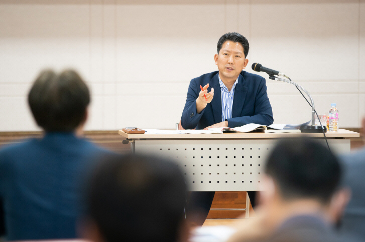 김장호 구미시장이 5일 회의를 주재하고 있다.[구미시 제공]