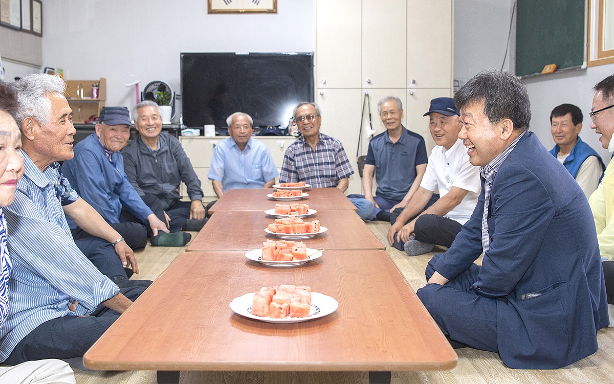 남한권 군수가 경로당을 방문해 지역 어르신들의 삶의 애로사항을 귀담아 듣고 있다(울릉군 제공)