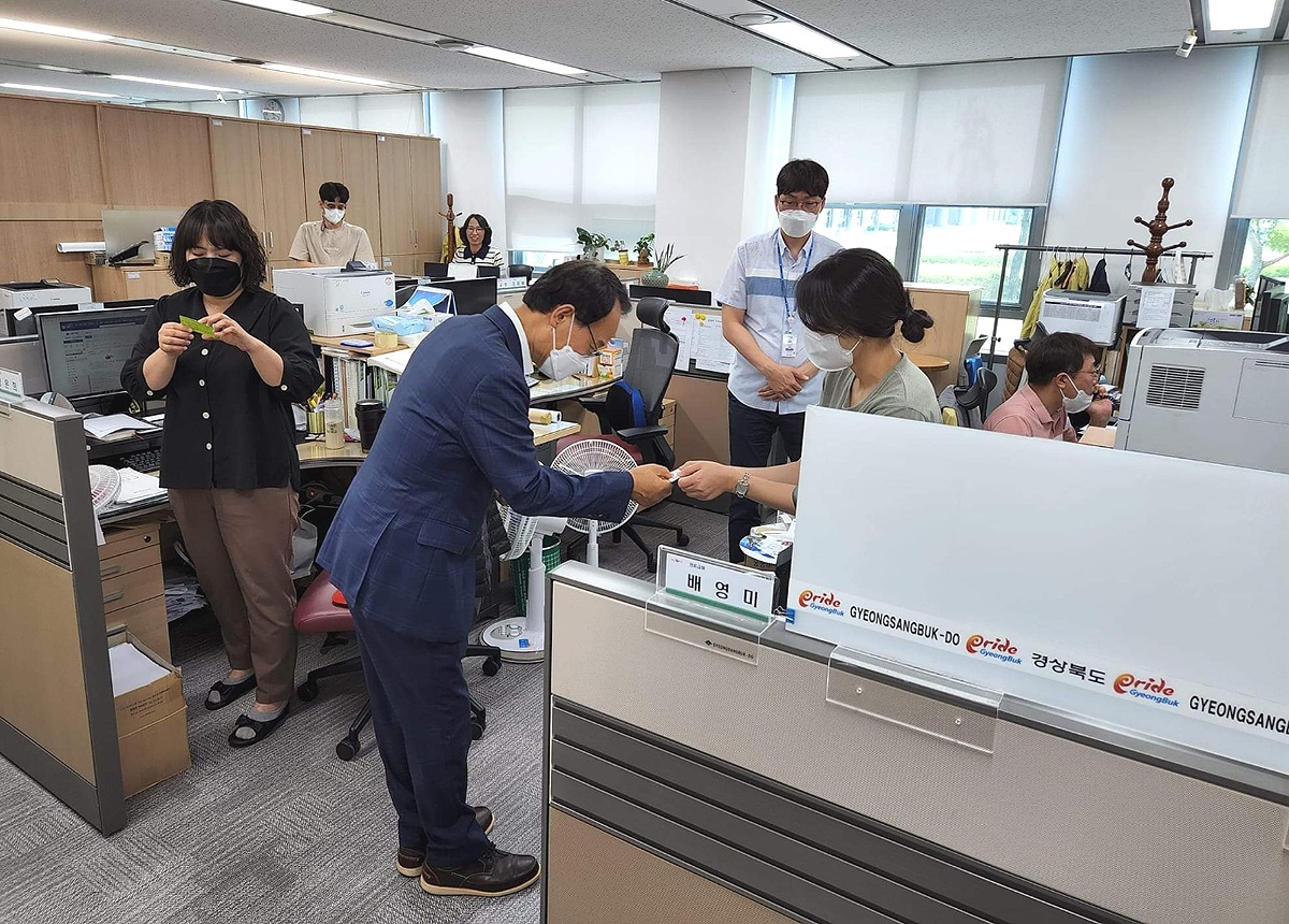 박남서 영주시장이 경북도청을 돌며 공무원들과 인사를 나누고 있다(영주시 제공)