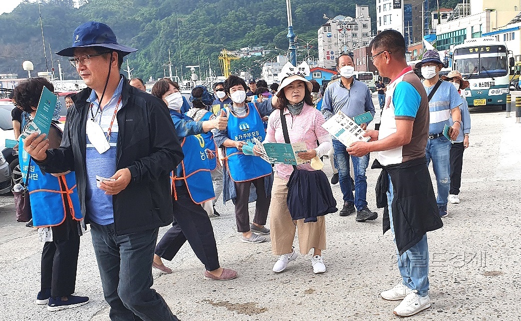농가주부모임 경북도연합회가 울릉도 저동항 여객선 터미널 인근에서 공익직불제 및 고향사랑기부제 교육·홍보 활동을 진행하고 있다(경북 농협제공)
