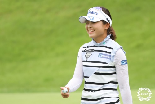 6번 홀에서 버디를 잡은 후 활짝 웃고 있는 송가은. [사진=KLPGA]