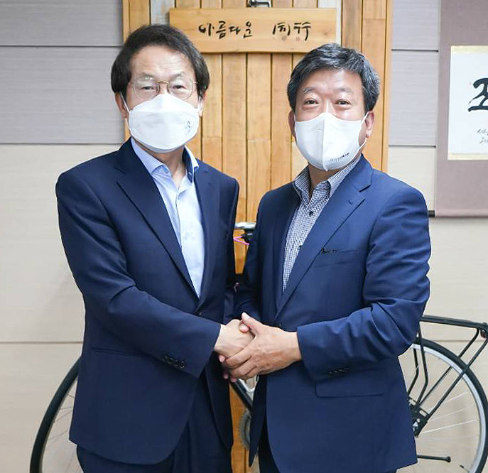남한권(오른쪽)울릉군수가 서울특별시 교육청을 방문해 조희연 교육감에게 수학여행 울릉도 유치를 요청한뒤 악수를 하며 인사하고 있다