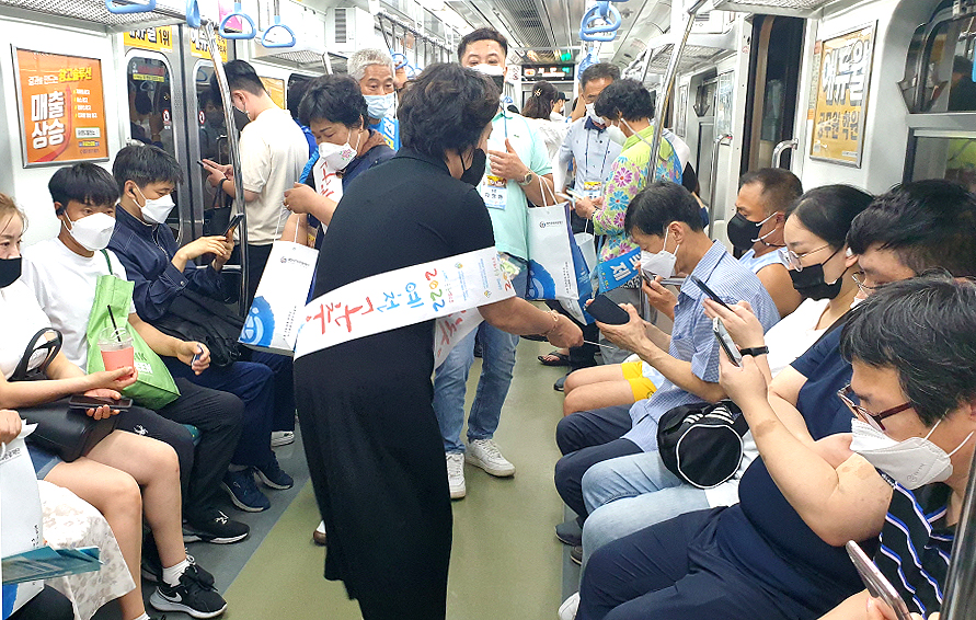 예천군이 8월 6일부터 15일까지 10일간 예천읍시가지와 곤충생태원 일원에서 열리는 SEMI 곤충엑스포 2022 예천곤충축제 성공 개최를 위해 민·관이 힘모아 홍보에 힘을쏟고 있다.(예천군 제공)