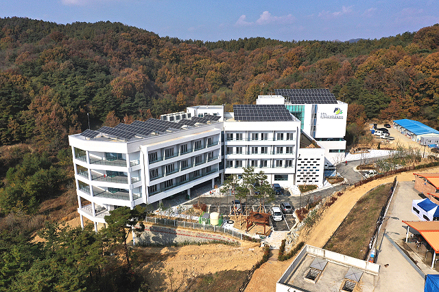 상주국제승마장 내에 13일 문을 연 유·청소년 승마교육센터(맨 왼쪽 흰색 건물)