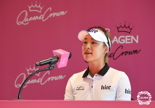선두로 1라운드를 마친 후 인터뷰 중인 윤이나. [사진=KLPGA]