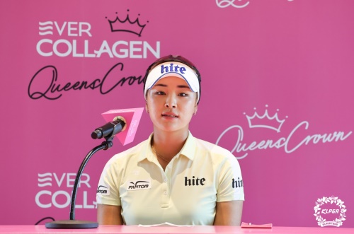 이틀 연속 선두를 지킨 후 인터뷰 중인 윤이나. [사진=KLPGA]