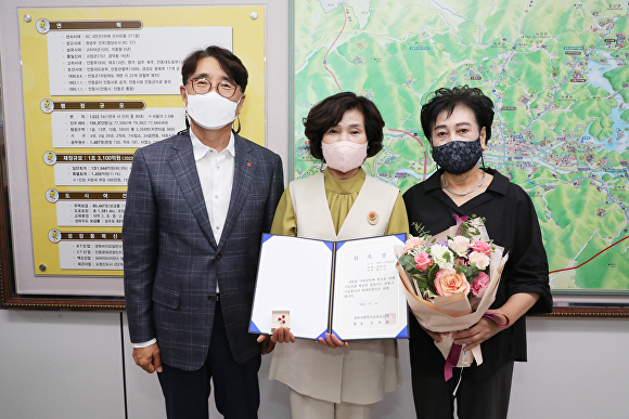 권기창  안동시장의 부인 황순녀 여사(가운데)가 사랑의열매 안동시 나눔봉사단 명예단장으로 추대돼 위촉장을 받고 있다.(안동시 제공)