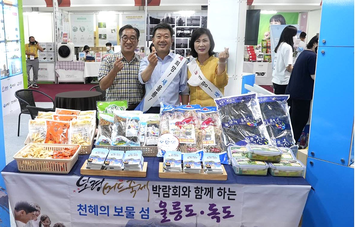 남한권 (가운데) 울릉군수가 울릉출신 고명희(오른쪽)한국여성소비자연합 보령지부 회장과 함께 보령 머드축제장 홍보부스에서 울릉도.독도를 홍보하고 있다(울릉군 제공)