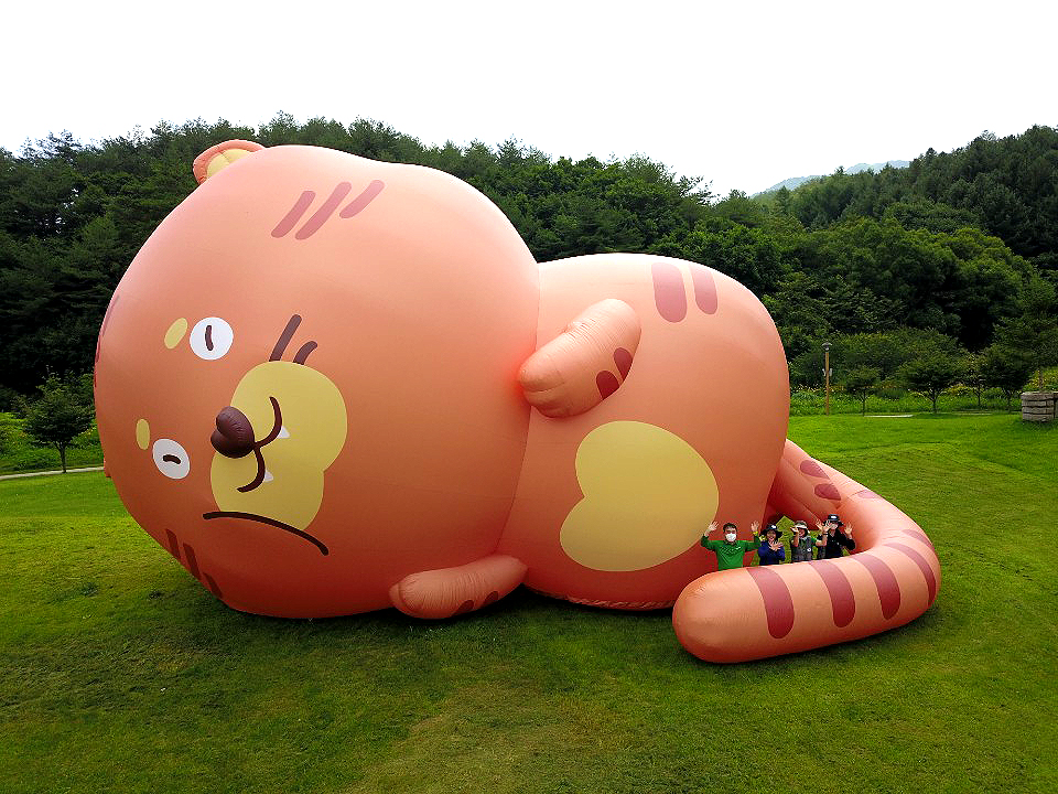 초대형 호랑이 공기조형물(국립백두대간 수목원 제공)