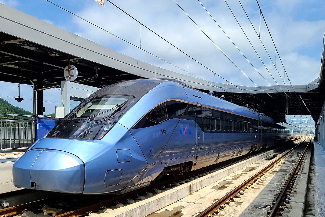 안동역에 신형 KTX-이음 열차가 진입하고 있다 (안동시 제공)