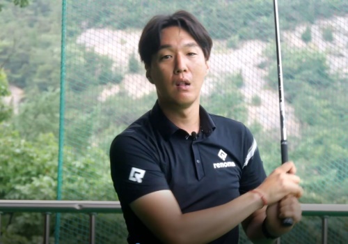 홍성욱 JNGK북악아카데미 프로가 김주형의 스윙을 통해 아마추어가 참고할 점을 설명하고 있다.
