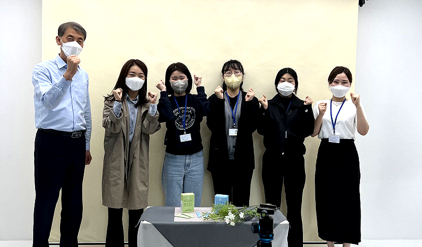 환동해산업연구원 전강원(왼쪽)원장과 직원들이   '블루바이오랩 메이커스페이스' 시연회를 하면서 파이팅을 외치고 있다 (환동해산업연구원제공)
