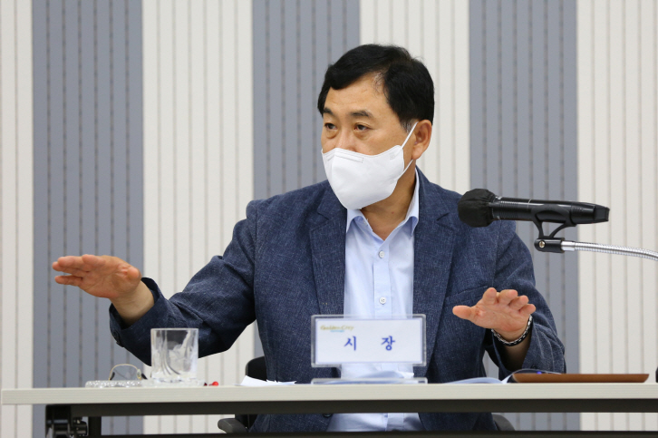 주낙영 경주시장이 지난 13일 열린 읍·면·동장회의에서 공무원들에게 서민생활 안정을 위한 대책 마련을 주문하고 있다.[경주시 제공]